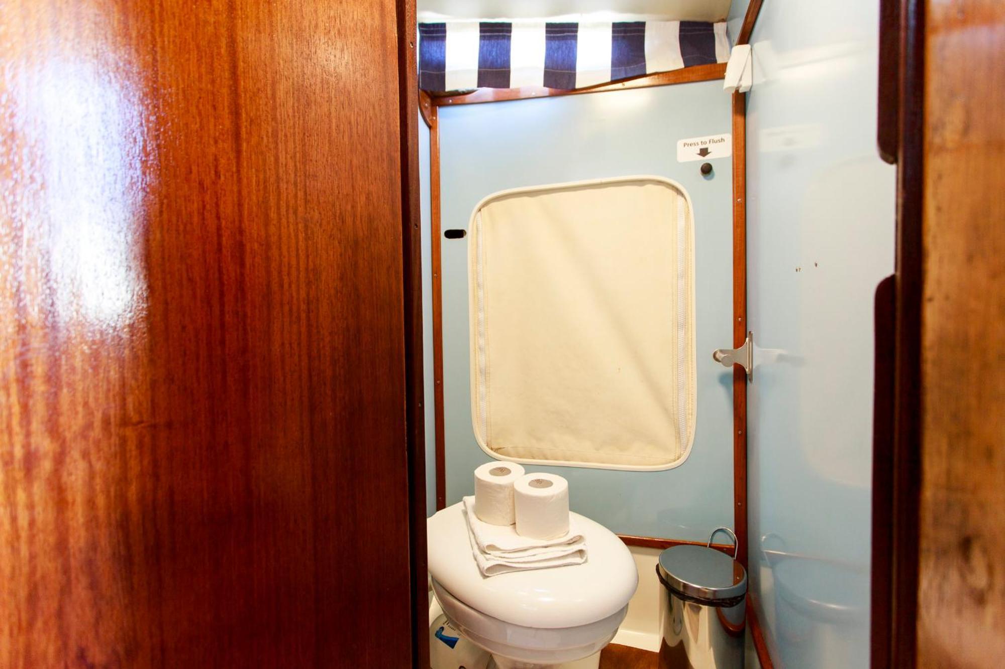 Bateau-hôtel Evamia Boat *